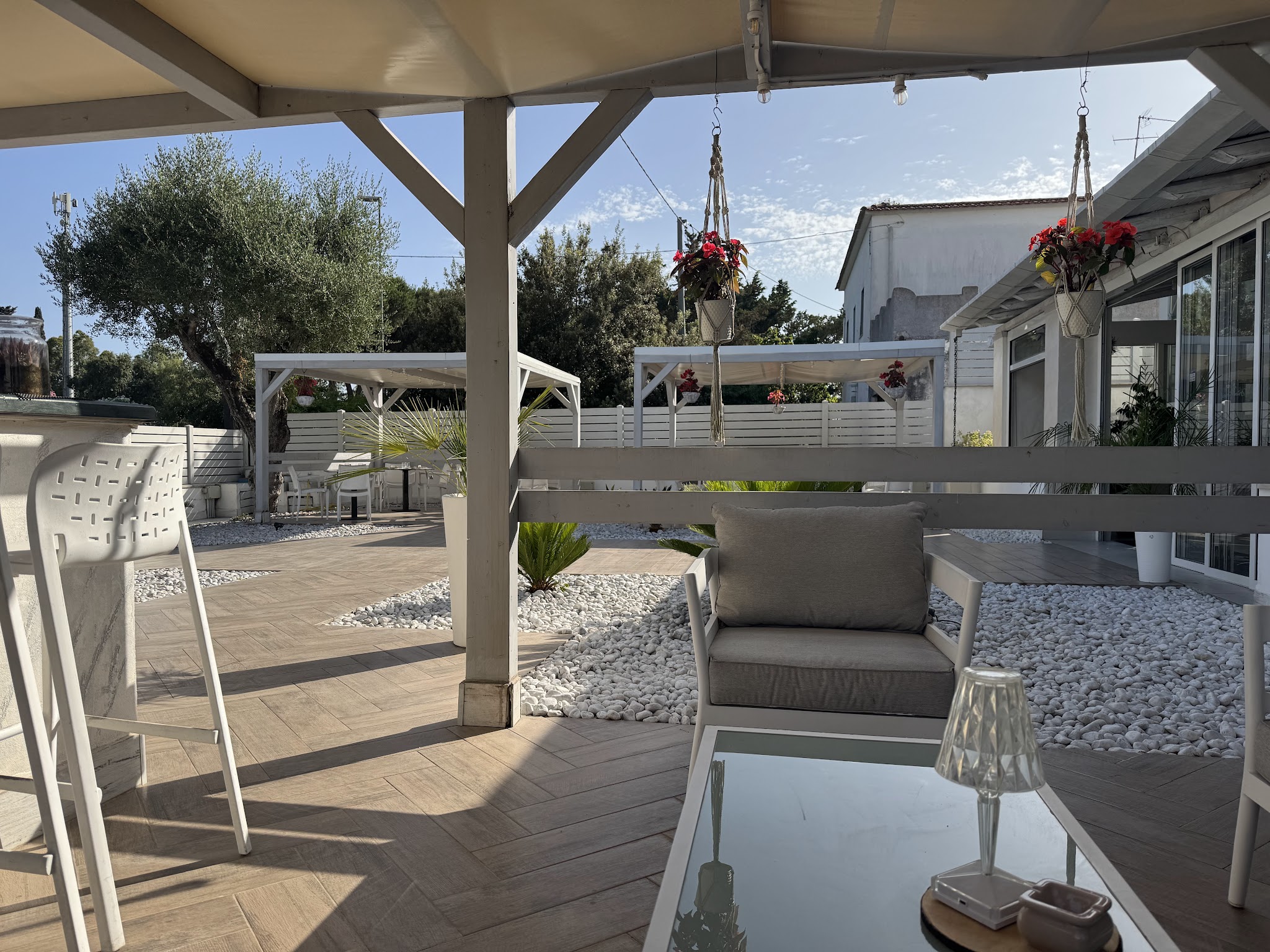 Terrazza esterna di NovePuntoQuattro di giorno