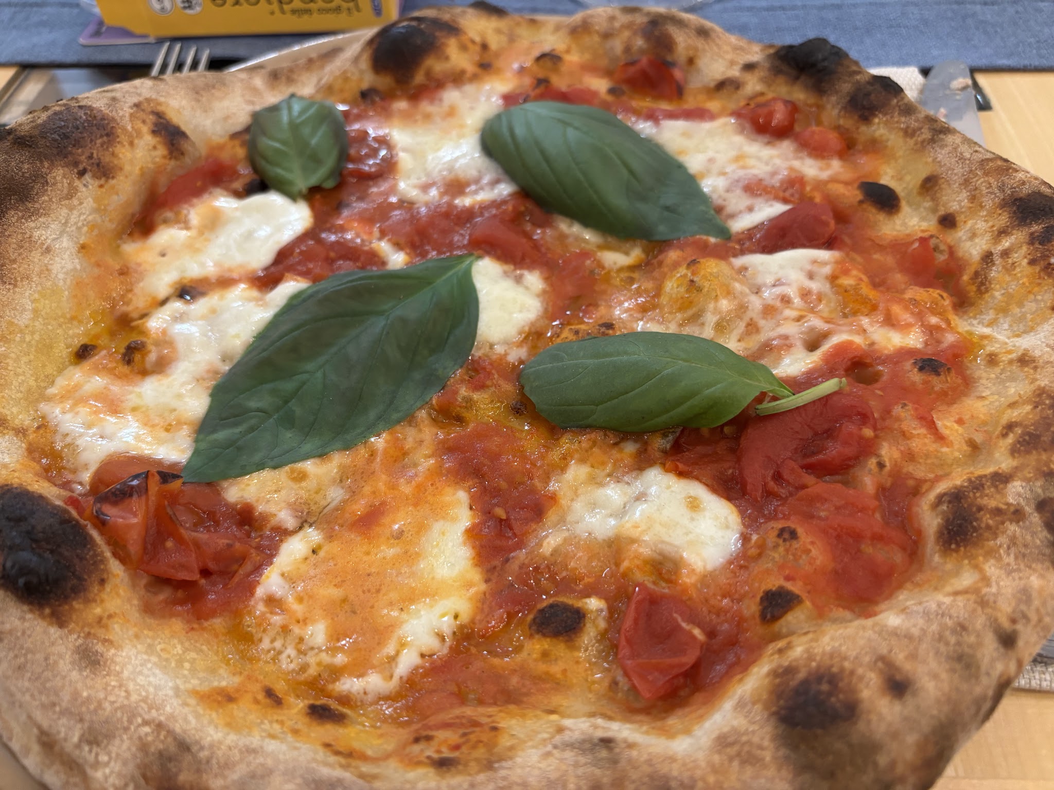 Primo piano di una pizza di NovePuntoQuattro