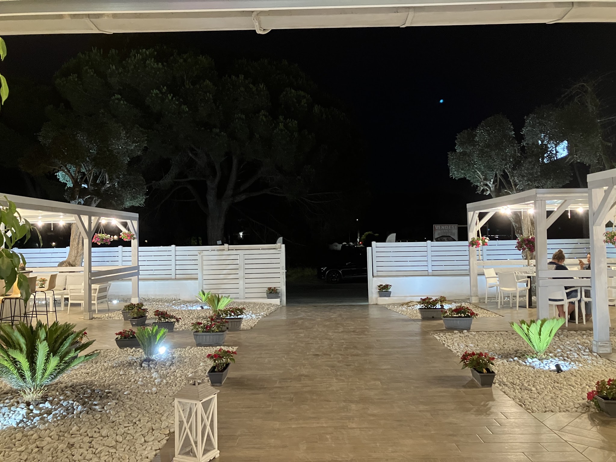 Terrazza illuminata di NovePuntoQuattro durante la sera